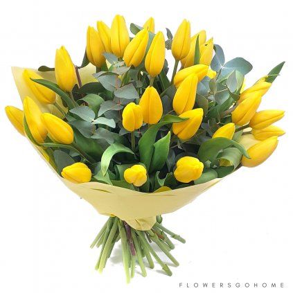 Žluté tulipány s eukalyptem a manžetou