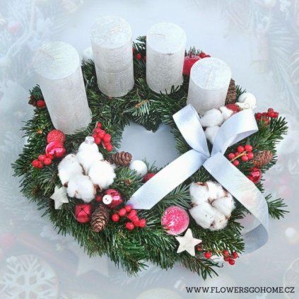 Adventn ívěnec bílé svíčky cesmína rustikální