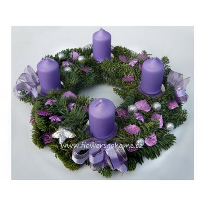 Fialový adventní věnec