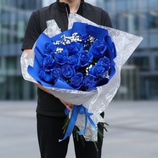 💙 Objevte kouzlo modrých růží! 🌹 Překvapte svou milovanou jedinečnou kyticí modrých růží, které jsou symbolem tajemství a...