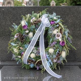 Luxusní dekorace na hrob 🌿✨ Umístěte na hrob svých blízkých kousek přírody s našimi chvojovými věnci, zdobenými přírodními...