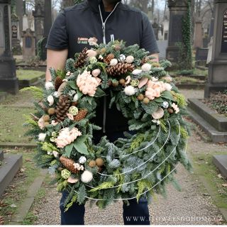 🌿 Velké věnce na hroby - objednejte ještě dnes! 🌿 📍 Adresa prodejny: Radlická 1302/76, Praha 5 15000 🚚 Doručení po Praze:...