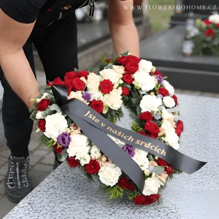 Luxusní dekorace na hrob: srdce ze živých květin 🌸❤️ Připravte se na Dušičky s naší exkluzivní dekorací - srdce ze živých...