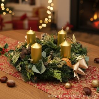 Elegantní adventní věnec v přírodně‑zlaté paletě s bohatě vrstvenou zelení a čtyřmi zlatými svíčkami. Kombinace více druhů...